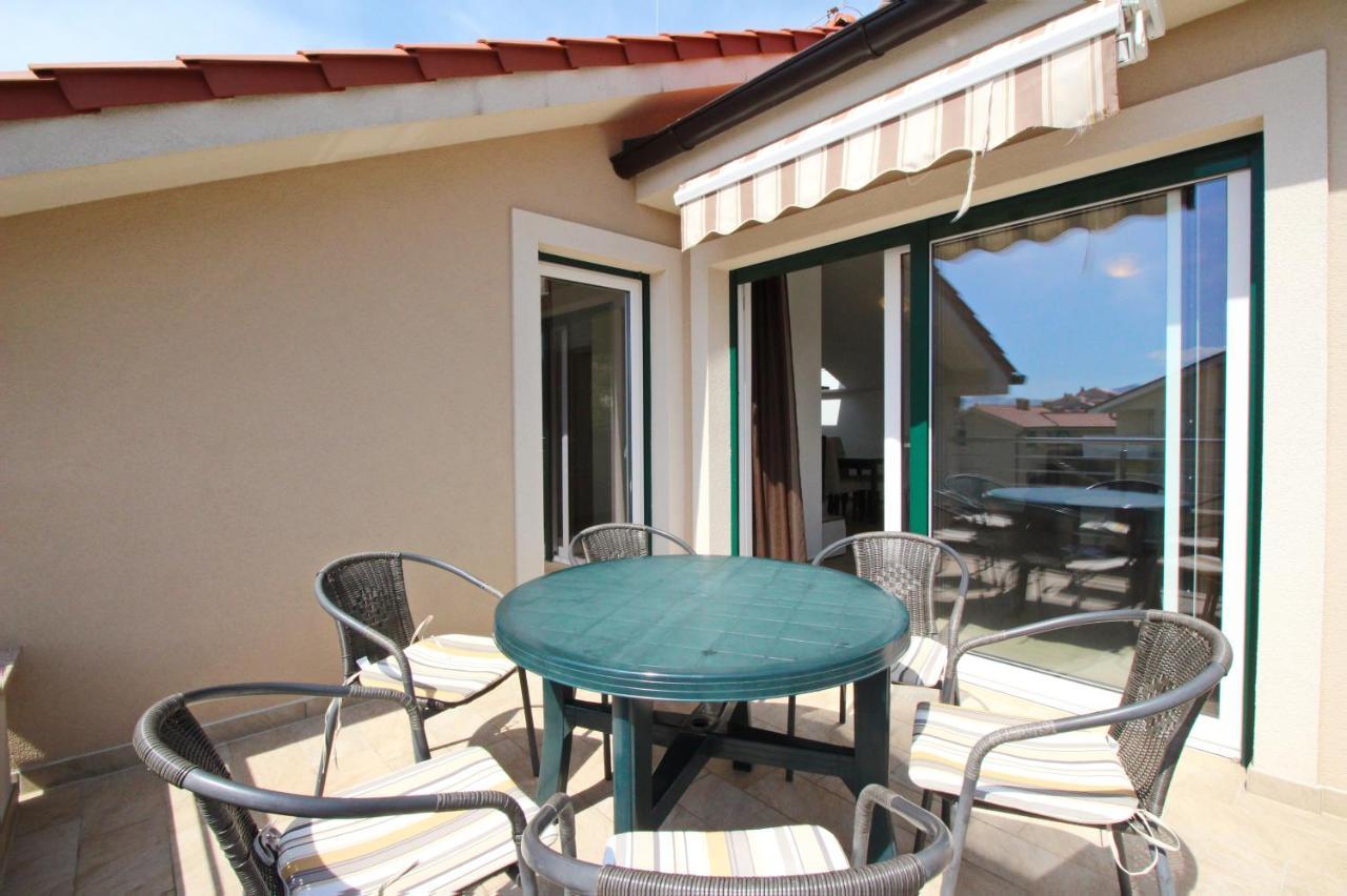 Apartments By The Sea Baska, Krk - 18845 المظهر الخارجي الصورة